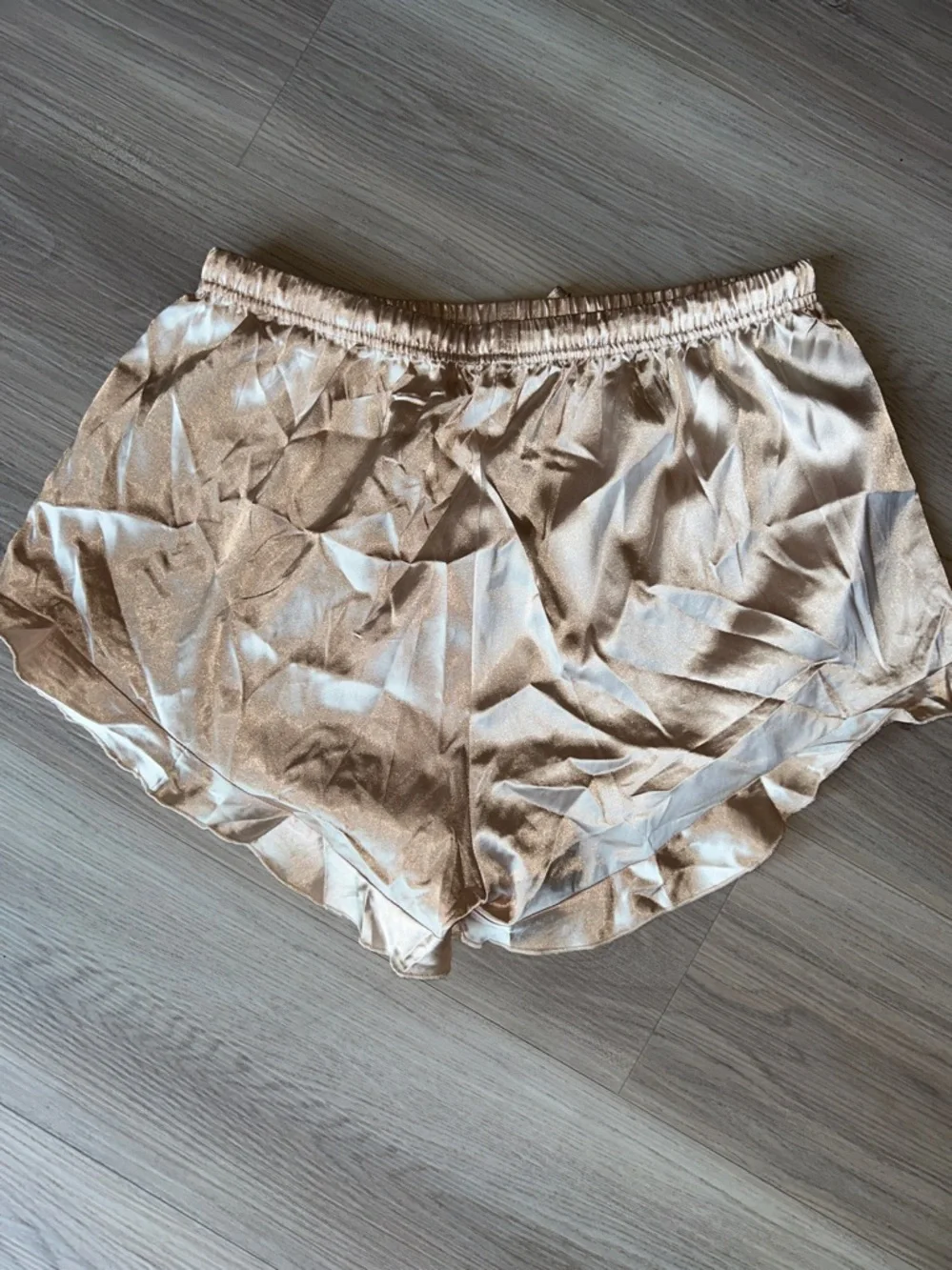 Ekouaer Satin Pajama Set M Champagne NWT LS Lounge Sleepwear Sheen Glam Relax